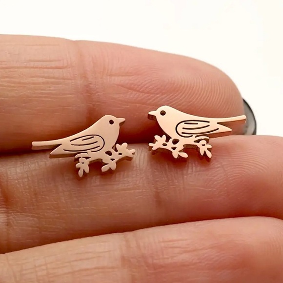 ⚜️3 for $30⚜️ Adorable Bird Stud Earrings (Stainless Steel, Rose Gold Tone) 🕊️ - Picture 1 of 3